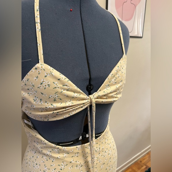 Light yellow cut out dress - Picture 1 of 3